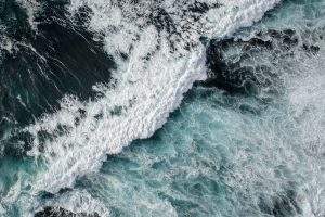 Fotografía aérea de mar embrabecido como la ansiedad